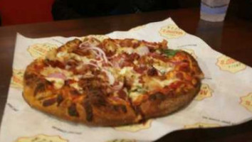 Uncle Maddio's Pizza food