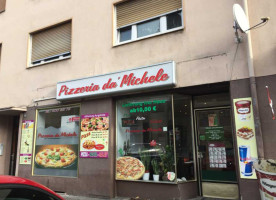 Pizza da Michele outside