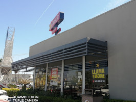 Carl's Jr outside