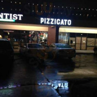 Pizzicato Pizza outside