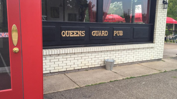Queen's Guard Pub outside