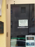 Pizza Amore E Fantasia outside