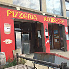 Pizza Corsini outside