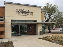 La Madeleine French Bakery Cafe Lakeline outside