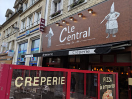 Le Central Brasserie Pizzeria Creperie inside