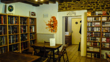 Cafe-librairie Plume et Bulle inside