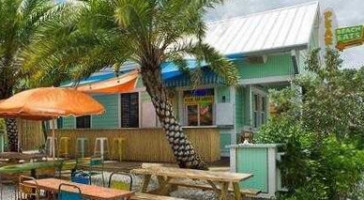 Pearly's Beach Eats inside