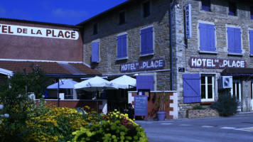 Hotel Restaurant De La Place outside