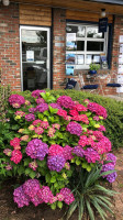 Lions Bay General Store & Cafe outside