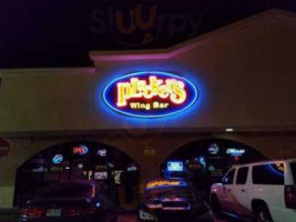 Pluckers Wing Bar outside