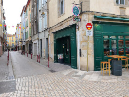 Cafe du Commerce outside