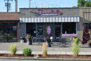 Sweetaly Gelato outside