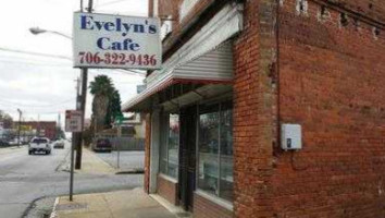 Evelyns Cafe outside