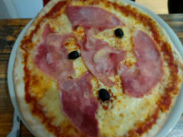 La Pizz' food