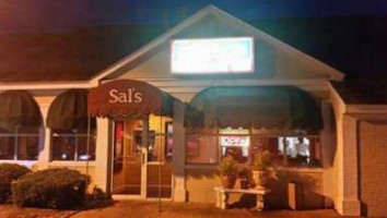 Sal's Italian outside