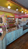 Sweet CeCe's Frozen Yogurt & Treats food