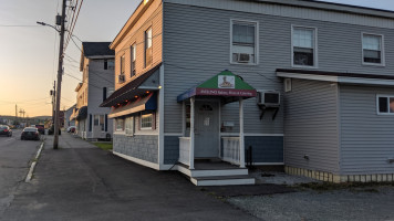 Avellino Bakery Pizza outside