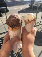 Loard's Ice Cream outside