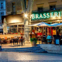 Brasserie A Quatre Temps inside