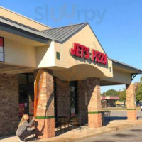 Jet's Pizza outside