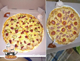 Pizzas Mauri's food