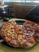 Mad Pizza food