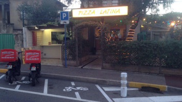 Pizza Latina outside