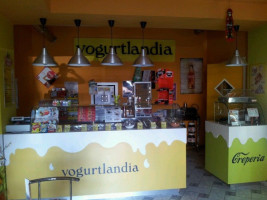 Yogurtlandia outside