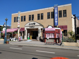 Yukijirushi Parlor Otaru Shop outside