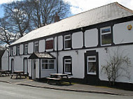 The Gwyn Arms outside