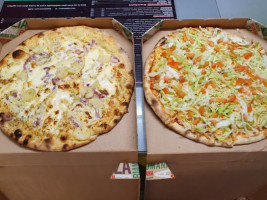 Pizza De La Plaine food