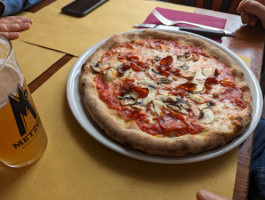 Pizzeria Omar food