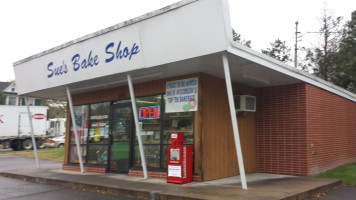 Sue's Deluxe Bake Shop outside