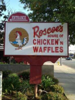 Roscoe's Chicken Waffles Pasadena outside