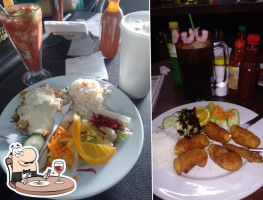 Los Tres Delfines food