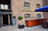 Henry's Cafe outside