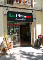 Pizzería La Pizzarra outside