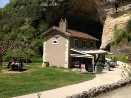 La Maison De La Grotte outside