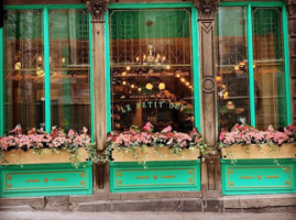 Le Petit Dep Café Et épicerie Fine outside
