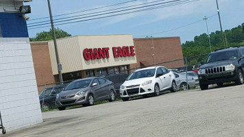 Giant Eagle Bakery outside