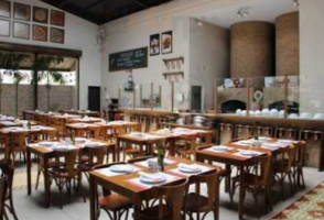 Donna Oliva Pizzaria inside