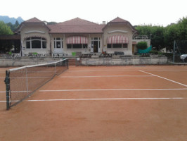 Le Tennis outside