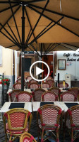 Cafe Restaurant le Monceau inside