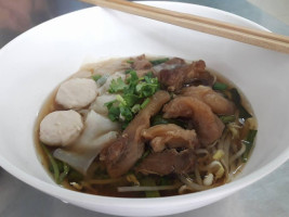 ก๋วยเตี๋ยวธัญรส บางแสน food