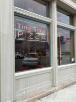 Tiny Tim's Pizza outside