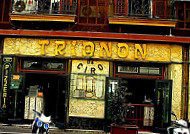 Trianon Da Ciro outside