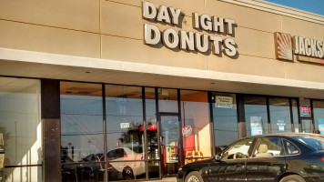 Day Ight Donuts outside