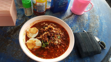 แขก ประพันธ์ ก๋วยเตี๋ยวหมู food