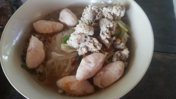 ร้านก๋วยเตี๋ยวโพธิ์ทอง แม่อำพร food