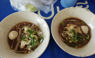 ก๋วยเตี๋ยวเรือแสงจันทร์ food